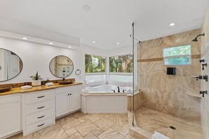 Towels - Waterfront Retreat: 7BR Villa with Pool & Firepit (Oakland Park)