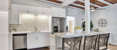 Køleskab, mikrobølgeovn, ovn, kogeplade