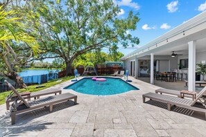 Pool - Spacious villa w/private pool, BBQ & game room (Davie)