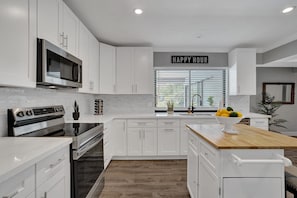 Fridge, microwave, oven, stovetop - Spacious villa w/private pool, BBQ & game room (Davie)