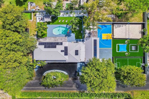 Spacious villa w/pool, courts & game room