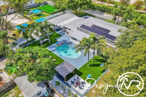 Exterior - Spacious villa w/pool, courts & game room (Pompano Beach)