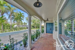 Exterior detail - Spacious villa w/pool, courts & game room (Pompano Beach)