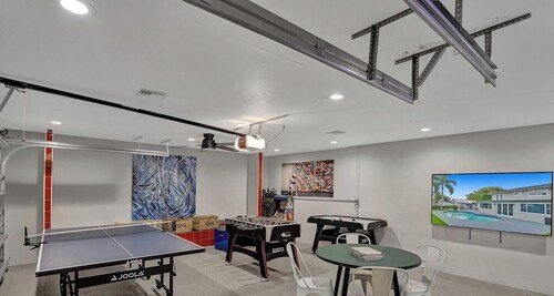 Spacious villa w/pool, courts & game room