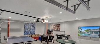 Spacious villa w/pool, courts & game room