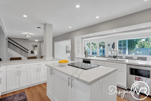 Spacious villa w/pool, courts & game room