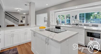 Spacious villa w/pool, courts & game room