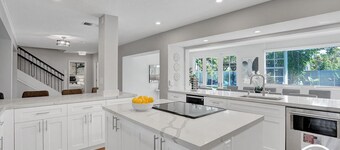 Spacious villa w/pool, courts & game room