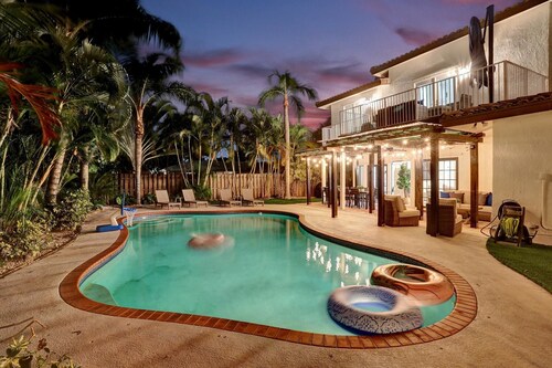 Modern house w/ heated pool & game room