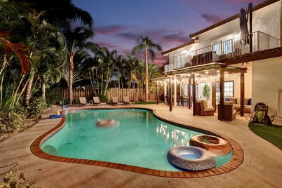 Modern house w/ heated pool & game room