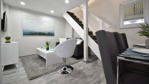 Ein modernes Interieur mit Treppe, Essbereich und Wohnraum.