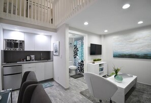 Interior - Modern Loft w/steps to Beach & Kitchenette (Hollywood)