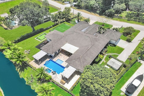 Villa w/pool, mini-golf & firepits