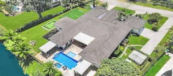 Villa w/pool, mini-golf & firepits