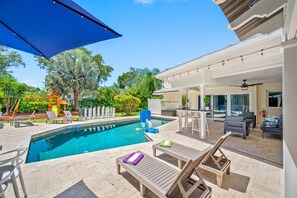 Pool - Pool * Soccer * Basketball * Game Room * Sleeps 20 (Largo)
