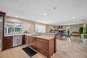 Interior - Pool * Soccer * Basketball * Game Room * Sleeps 20 (Largo)