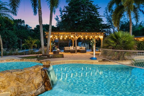Family estate w/private pool & basketball court