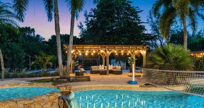 Family estate w/private pool & basketball court