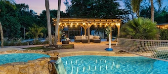 Family estate w/private pool & basketball court