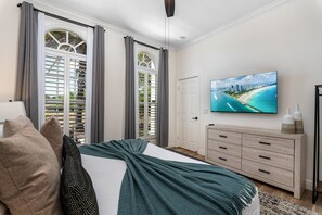 Tabla de planchar con plancha, wifi y ropa de cama 