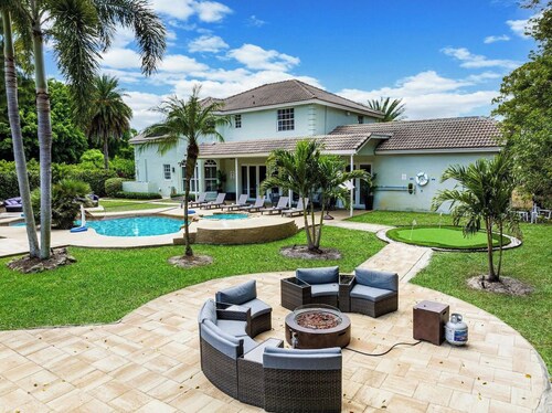 Family estate w/private pool & basketball court