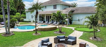 Family estate w/private pool & basketball court