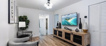 Family estate w/private pool & basketball court