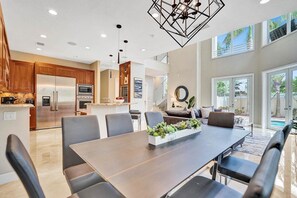 Dining - Luxury villa w/pool, rooftop bar & fire pit (Pompano Beach)