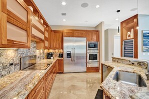 雪櫃、微波爐、焗爐、爐具