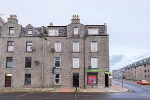 Exterior - Offshore Contractor 1BR University Area with Fast Wi-Fi and free parking (Aberdeen)