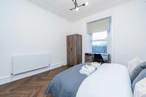 1 bedroom, desk, iron/ironing board, WiFi - Offshore Contractor 1BR University Area with Fast Wi-Fi and free parking (Aberdeen)