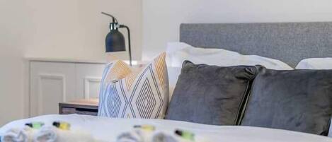 Desk, iron/ironing board, WiFi, bed sheets