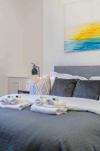 Offshore Contractor 1BR University Area with Fast Wi-Fi and free parking