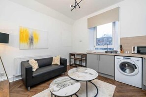 TV, offices - Offshore Contractor 1BR University Area with Fast Wi-Fi and free parking (Aberdeen)