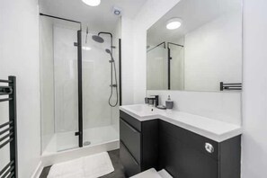 Shower, hair dryer, towels, shampoo - Offshore Contractor 1BR University Area with Fast Wi-Fi and free parking (Aberdeen)