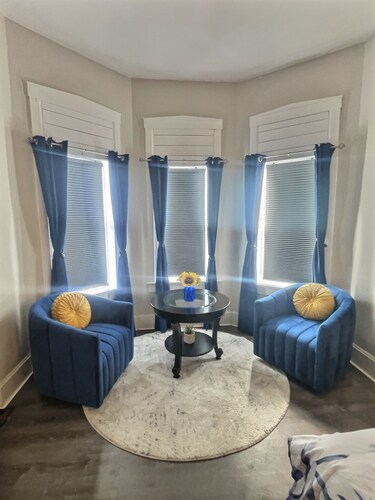 Charming pet friendly bed & breakfast with Washer/Dryer and King size Bed