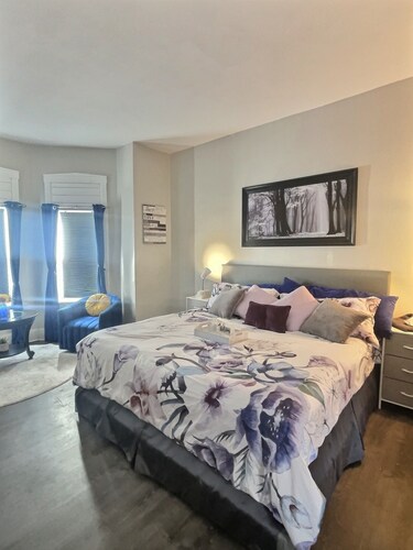 Charming pet friendly bed & breakfast with Washer/Dryer and King size Bed