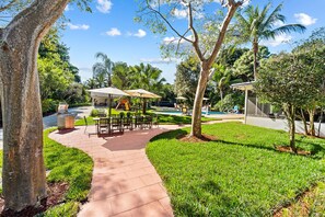 Outdoor dining - Modern house w/pool & volleyball court (Davie)