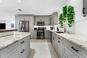 冷蔵庫、電子レンジ、オーブン、コンロ