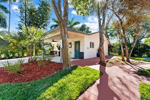 Exterior - Modern house w/pool & volleyball court (Davie)