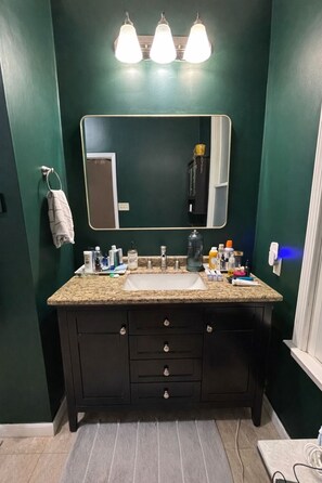 Tina de hidromasaje, secadora de cabello, toallas, jabón 