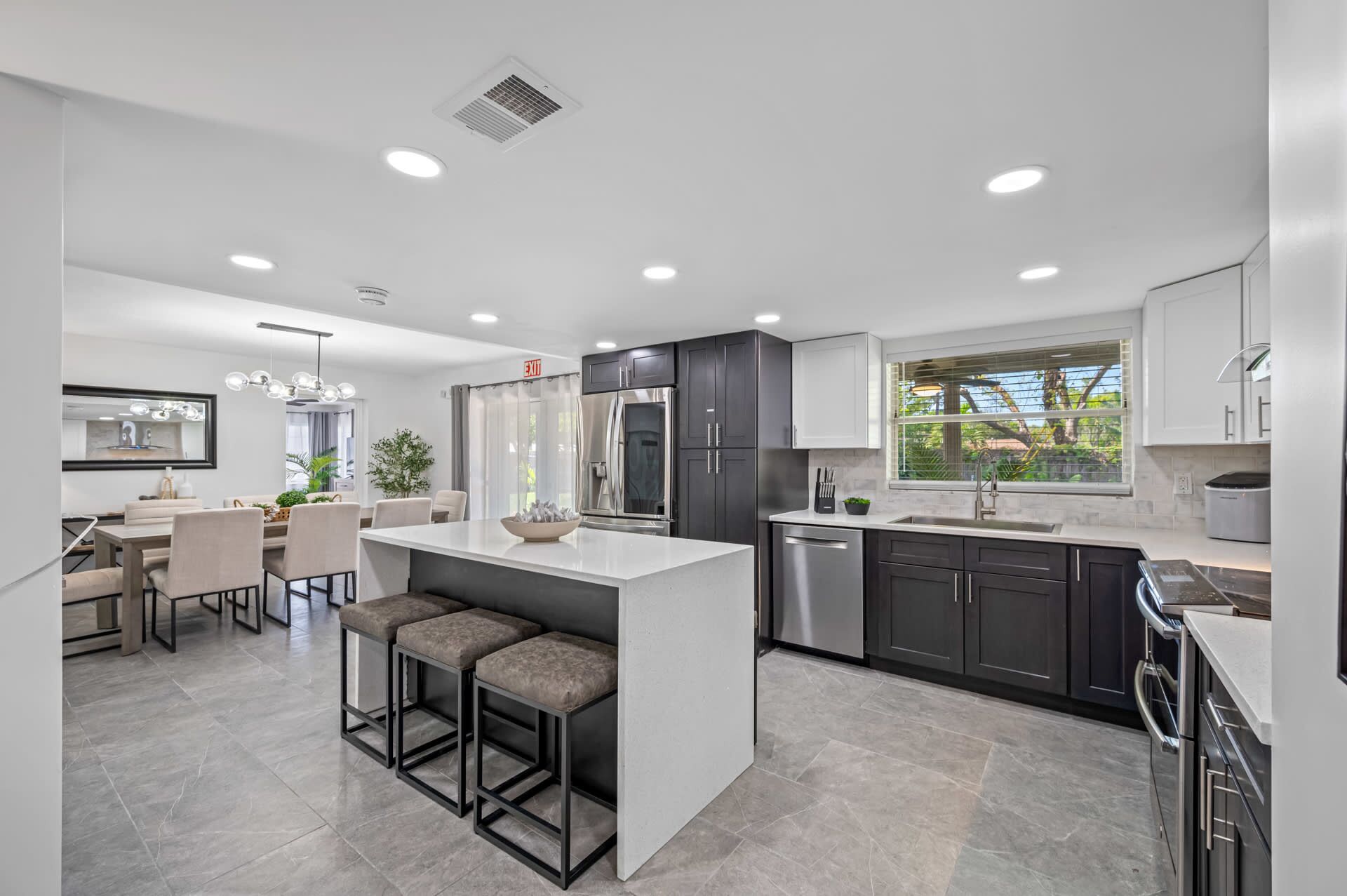 冷蔵庫、電子レンジ、オーブン、コンロ