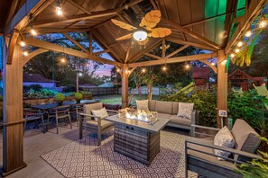 Outdoor dining - Pool * Basketball *Soccer * Game Room * Playground (Largo)