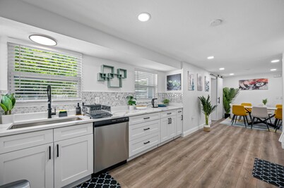 Spacious 4BR w/ pool, BBQ grill & theatre room
