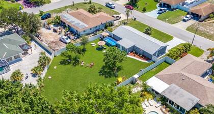 Spacious 4BR w/ pool, BBQ grill & theatre room
