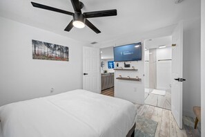 Iron/ironing board, WiFi, bed sheets - Spacious 4BR w/ pool, BBQ grill & theatre room (Bradenton)