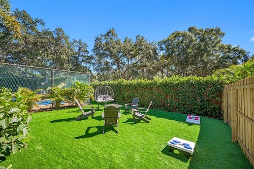 Pool - Pickleball - Basket - Soccer - Game Room!