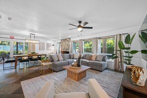 Smart TV, table football, ping pong - Pool * Pickleball * Basket * Soccer * Game Room! (Seminole)