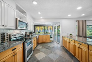 Coffee/tea maker, fridge, microwave, oven - Pool - Pickleball - Basket - Soccer - Game Room! (Seminole)