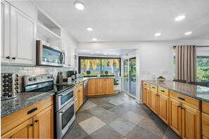 Fridge, microwave, oven, stovetop - Pool * Pickleball * Basket * Soccer * Game Room! (Seminole)